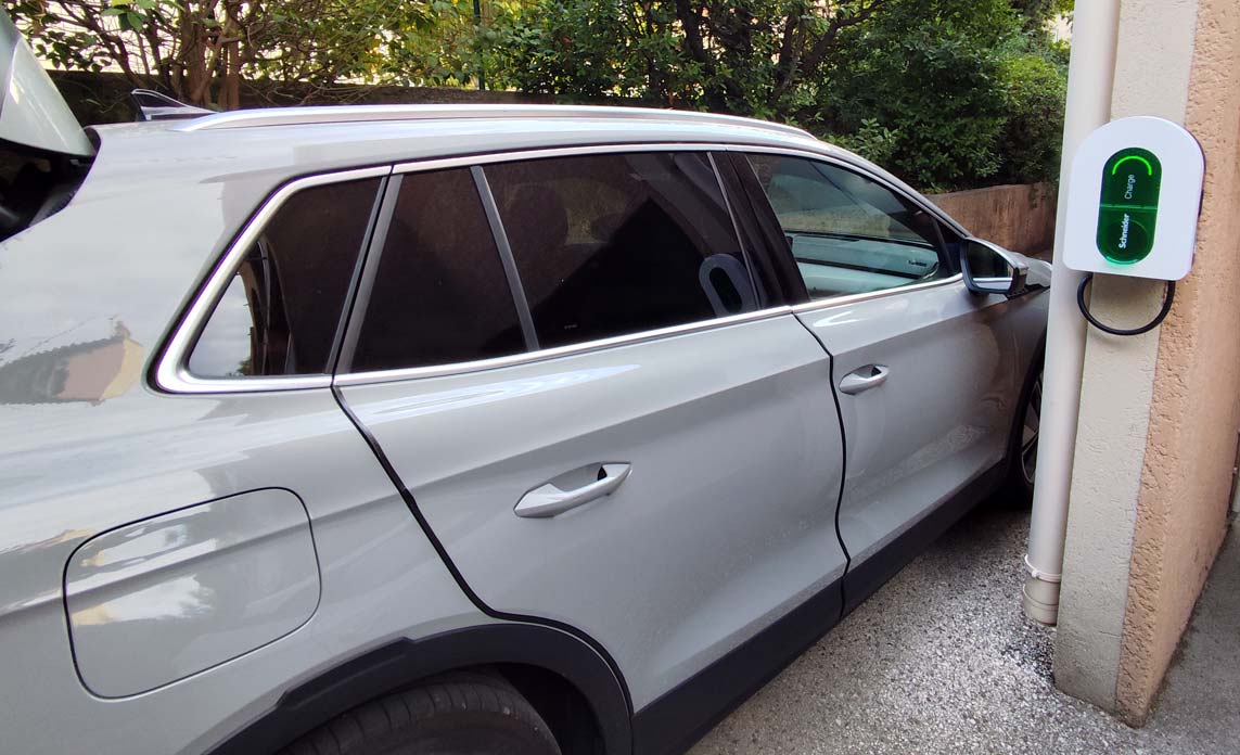 Borne de recharge Schneider installée en copropriété à Toulon permettant la recharge sécurisée d’un véhicule électrique
