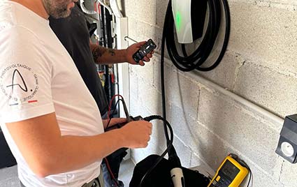 Installation et mise en service d’une borne TESLA de 22kw (triphasée) pour une Tesla modèle Y. Test de la borne avec simulateur de présence véhicule et relevé de tensions