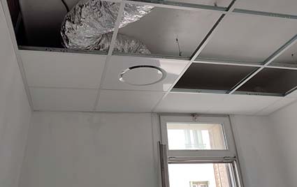 Bouche de soufflage installée dans un faux plafond 