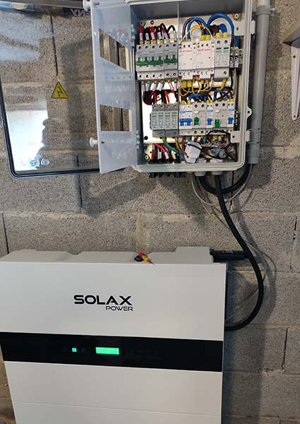Batterie SolaX avec armoire de protection monophasée pour installation photovoltaïque