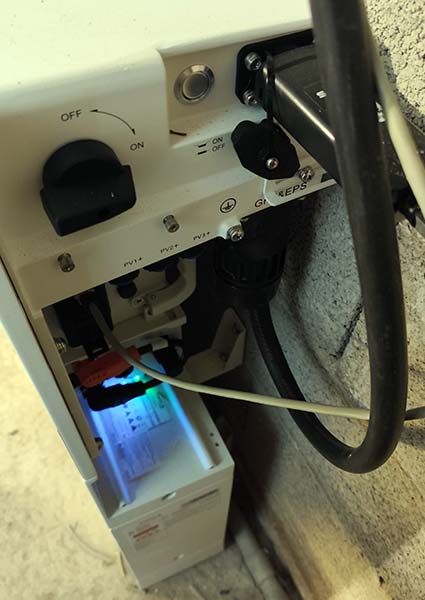 Détail du câblage et des connectiques arrière de la batterie SolaX IES-X1