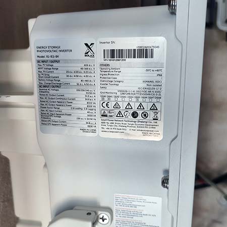 Étiquette technique de l’onduleur SolaX IES-X1 montrant les caractéristiques électriques et les données de sécurité de l’installation photovoltaïque.