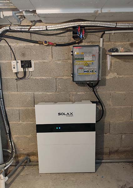 Batterie SolaX IES-X1 installée sous une armoire de protection électrique, assurant la sécurité et la continuité d’alimentation du système photovoltaïque.