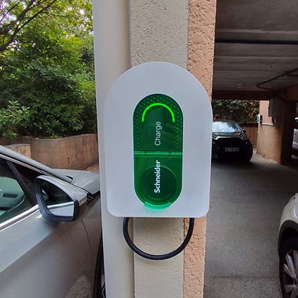 Borne Schneider installée en copropriété à Toulon pour la recharge sécurisée d’un véhicule électrique dans un parking couvert