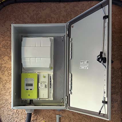 Compteur Linky installé dans une armoire électrique dédiée à l’alimentation des bornes de recharge IRVE en copropriété