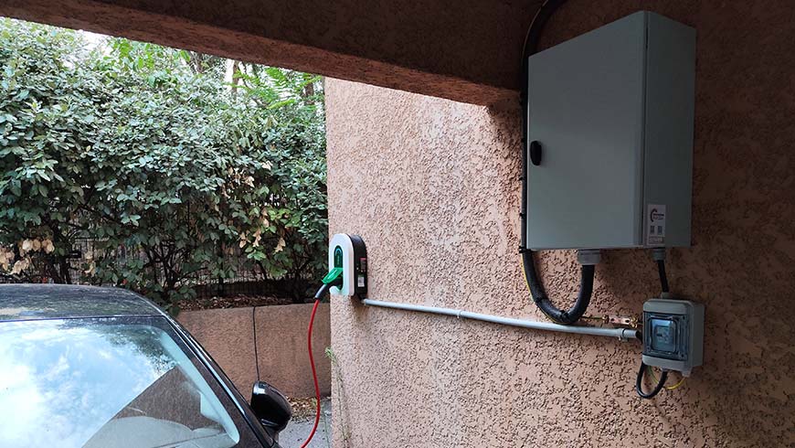 Armoire électrique et borne Schneider installées en copropriété à Toulon pour la recharge sécurisée d’un véhicule électrique