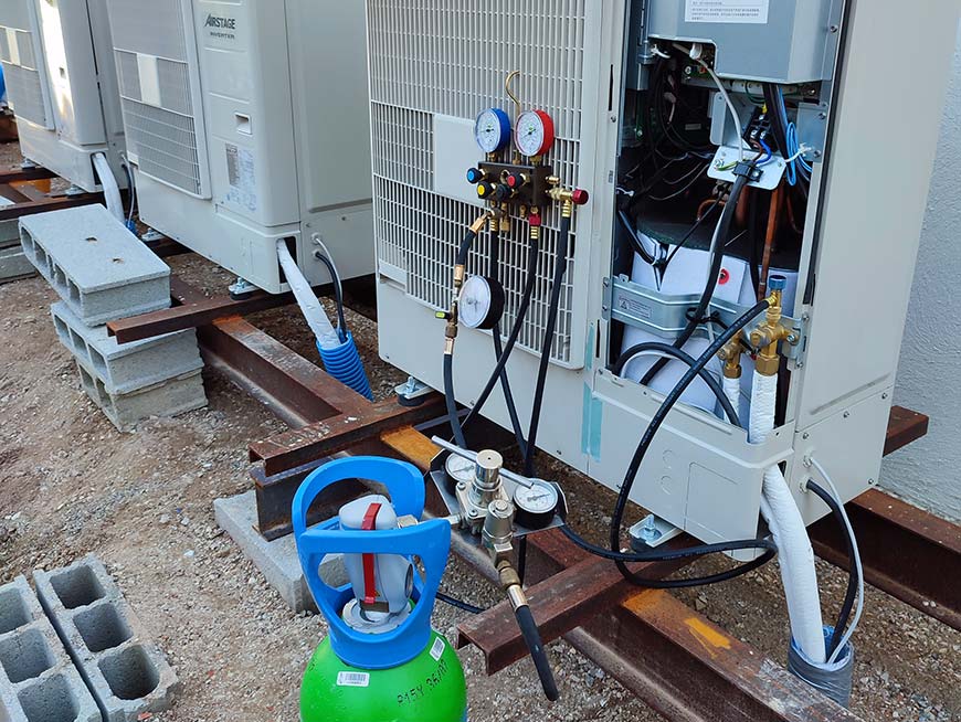 Épreuve d'azote sur une pompe à chaleur pour vérifier l'étanchéité et la sécurité du système