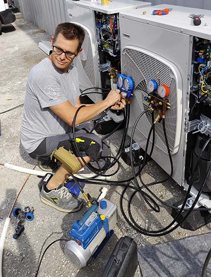 Mise en service d’une climatisation réversible 13 kW sur groupe extérieur tertiaire à La Garde dans le Var
