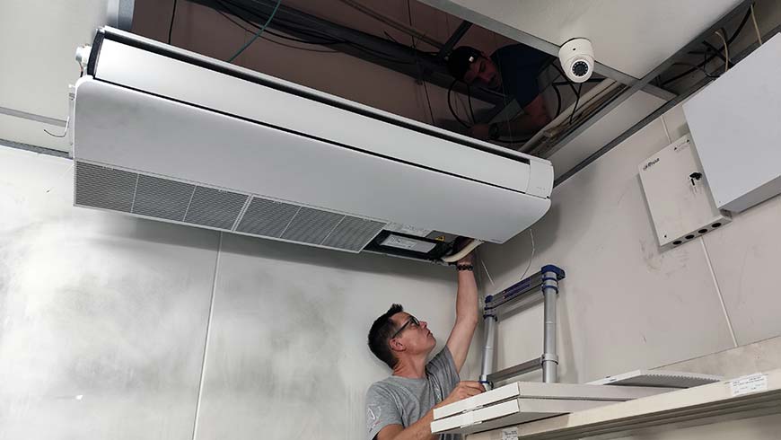 Pose d’une cassette de climatisation réversible par Alternatives ENR dans une grande surface à La Garde (Var 83)