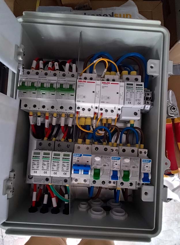 Armoire de protection monophasée pour installation photovoltaïque avec disjoncteurs, parafoudres et câblage sécurisé