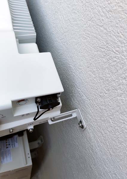 Fixation arrière de la batterie de stockage SolaX installée à La Valette-du-Var pour assurer une pose sécurisée du système photovoltaïque