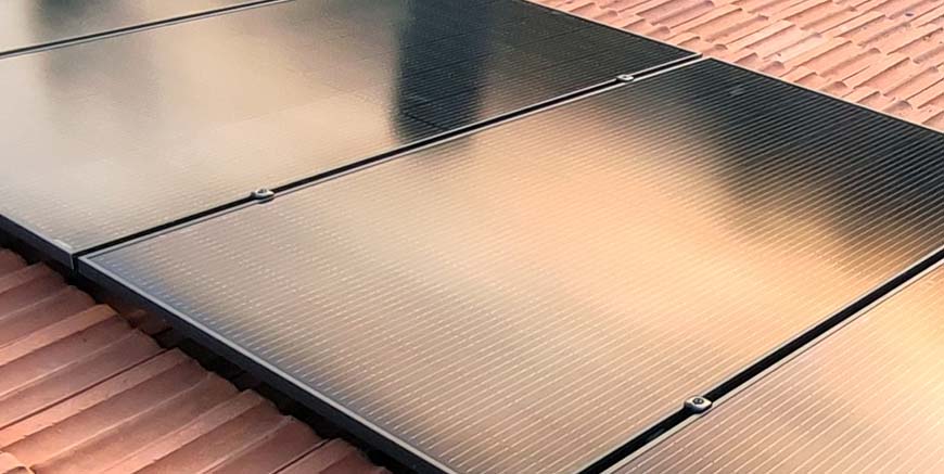 Panneaux RECOM Silia Panther 375 Wc avec trame noire Panneaux RECOM Silia Panther 375 Wc avec trame noire