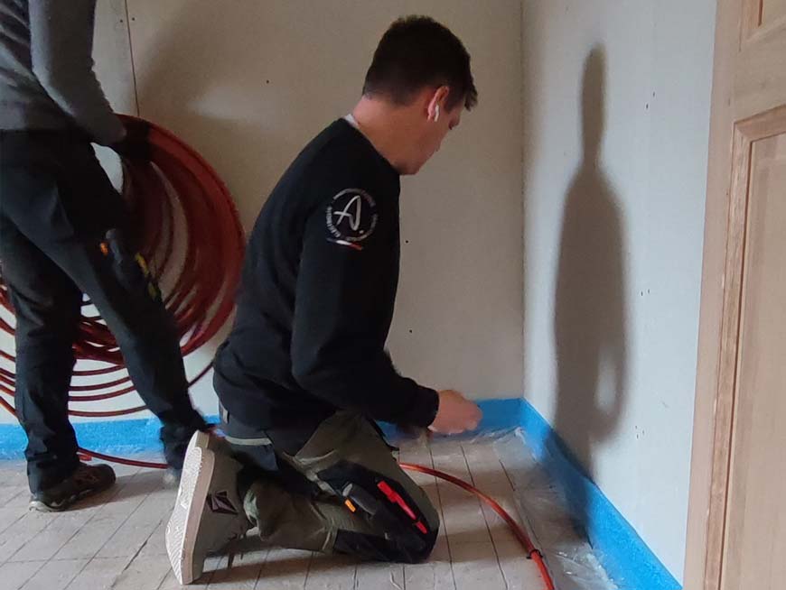 Agraffage des tuyaux en PER BAO du plancher-chauffant